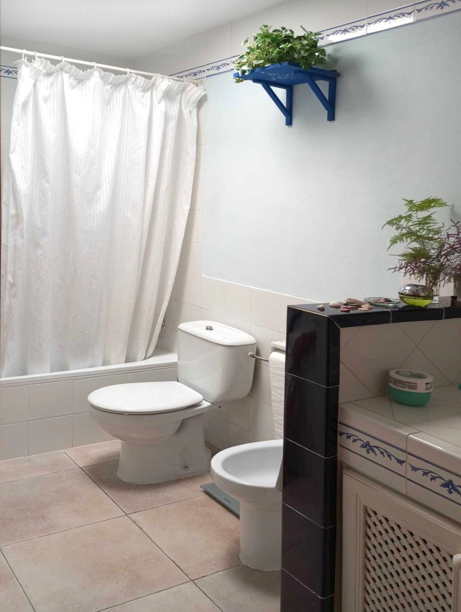 Schöne Doppelhaushälte mit mediterranem Garten