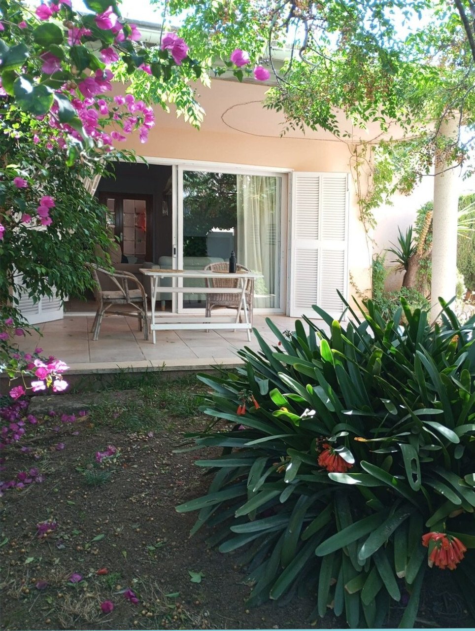 Schöne Doppelhaushälte mit mediterranem Garten