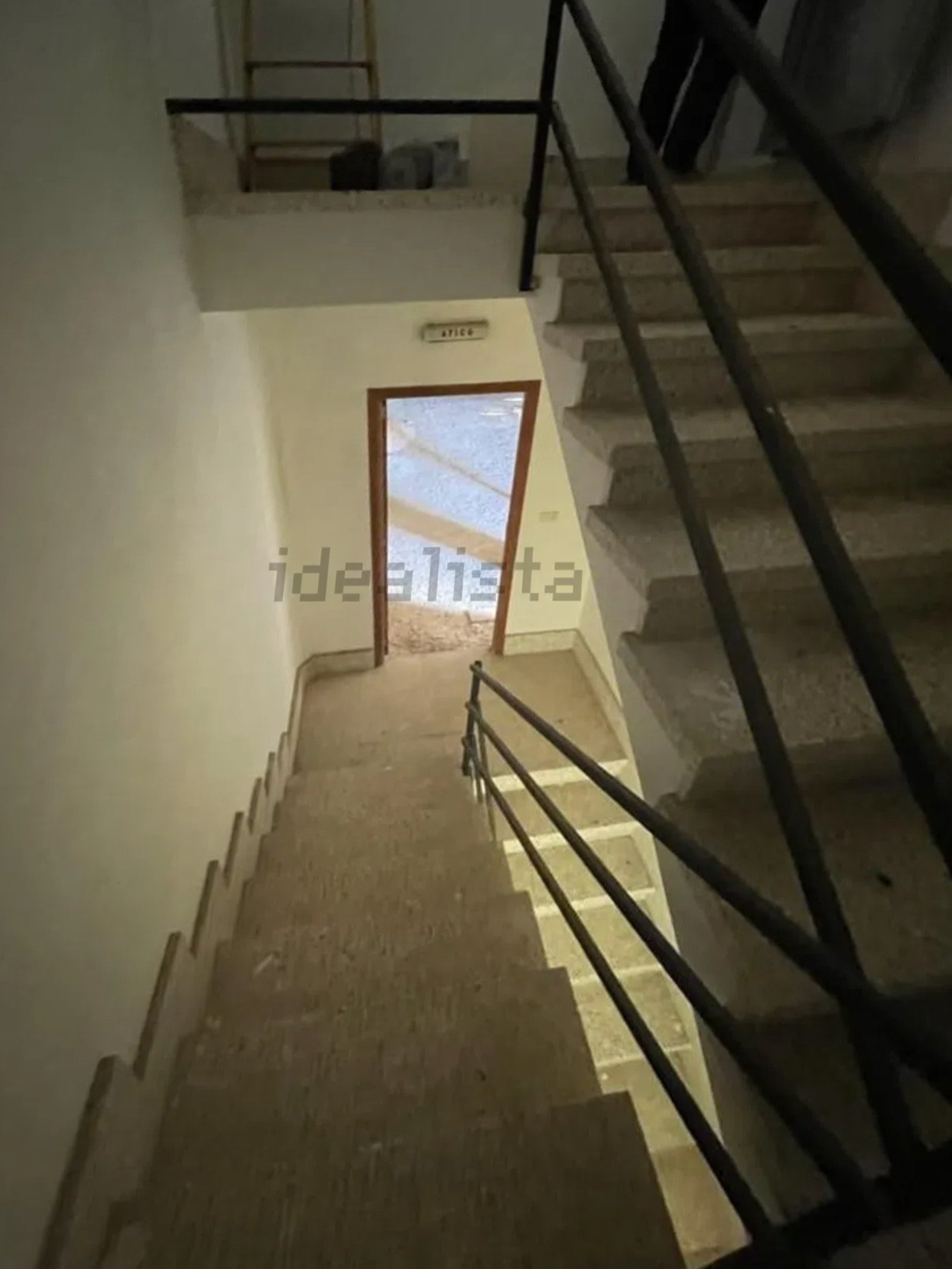 Investment. Sanierungsbedürftiges  Wohn-und Geschäftshaus.