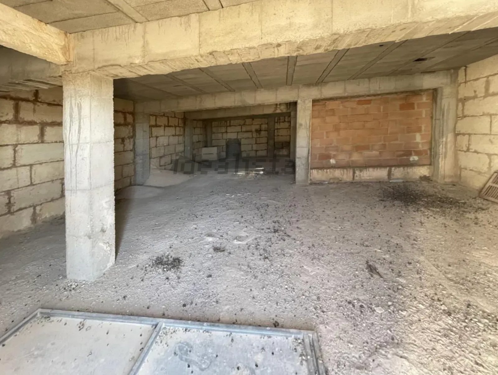 Investment. Sanierungsbedürftiges  Wohn-und Geschäftshaus.