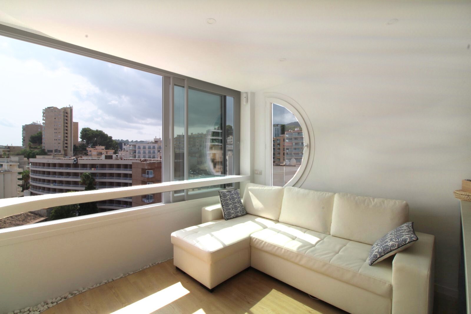 Modernisierte Wohnung mit Meerblick in exzellenter Lage