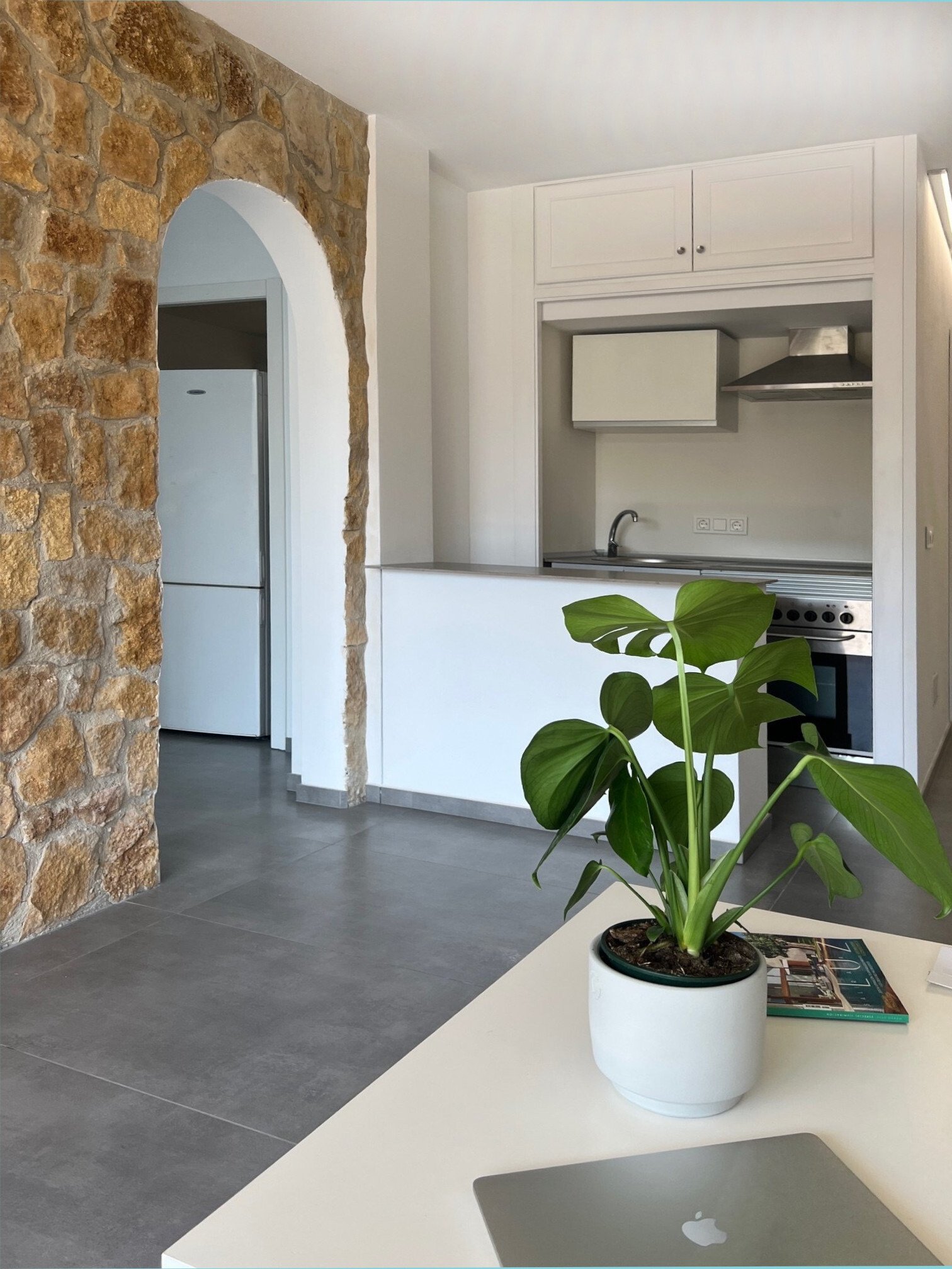 Modernisierte Wohnung mit Balkon und Blick auf das Meer.