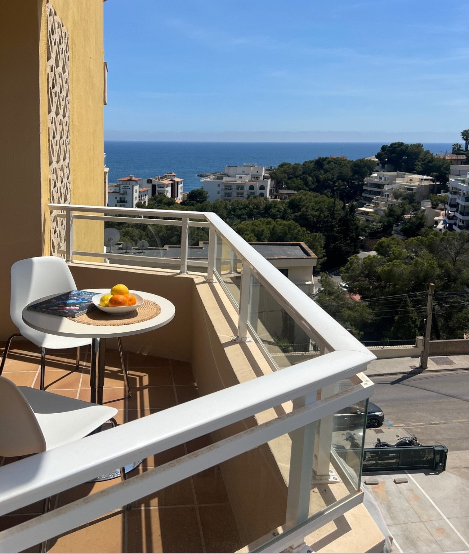 Modernisierte Wohnung mit Balkon und Blick auf das Meer.