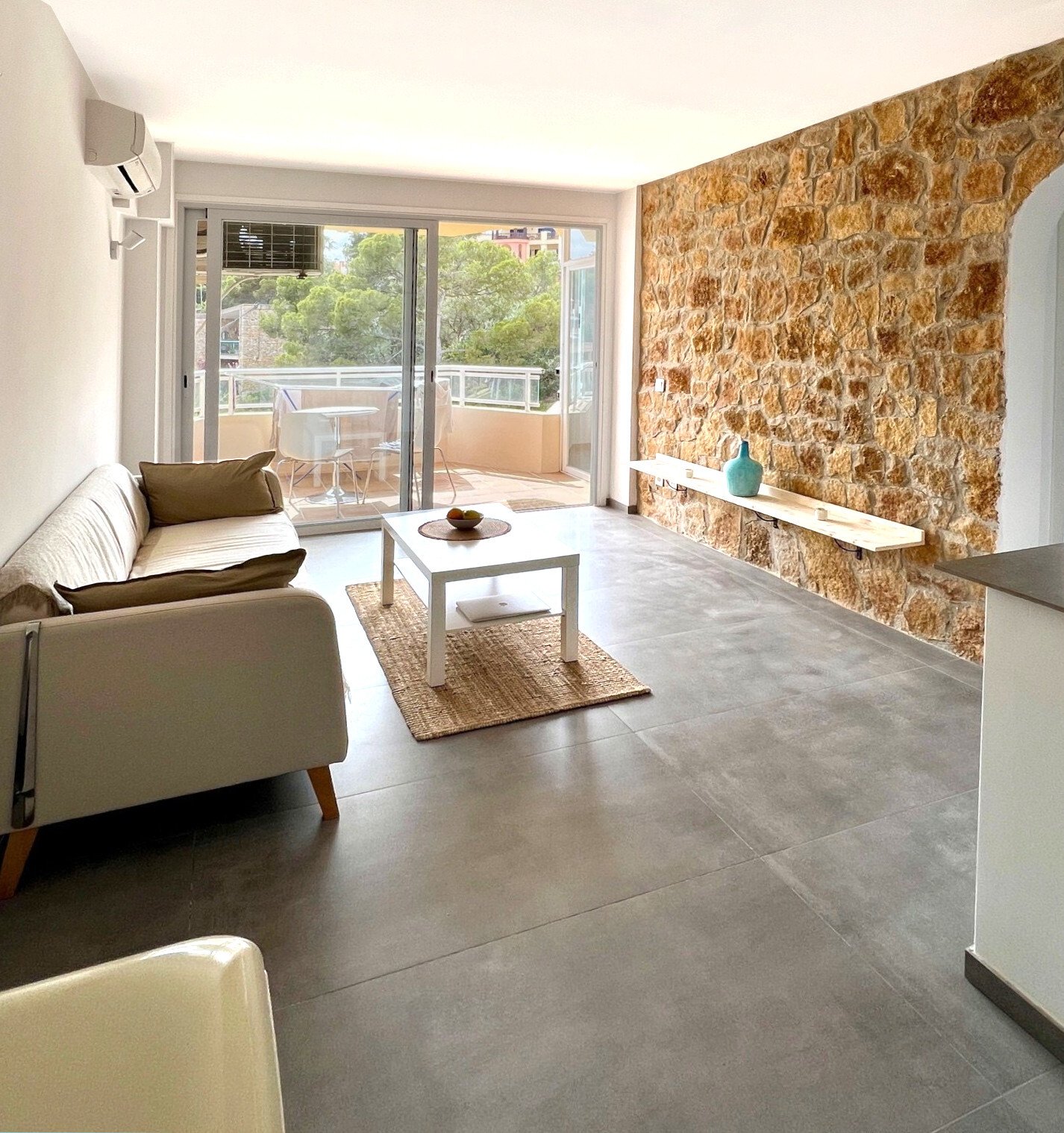 Modernisierte Wohnung mit Balkon und Blick auf das Meer.