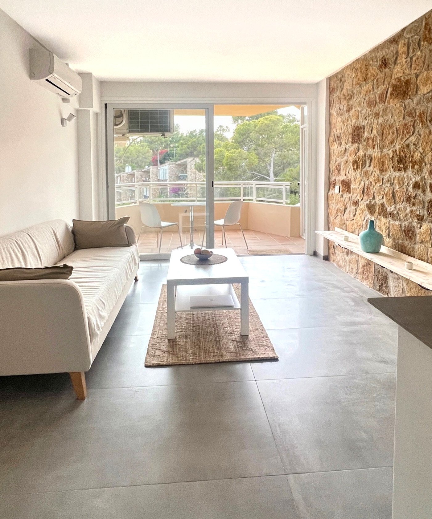 Modernisierte Wohnung mit Balkon und Blick auf das Meer.