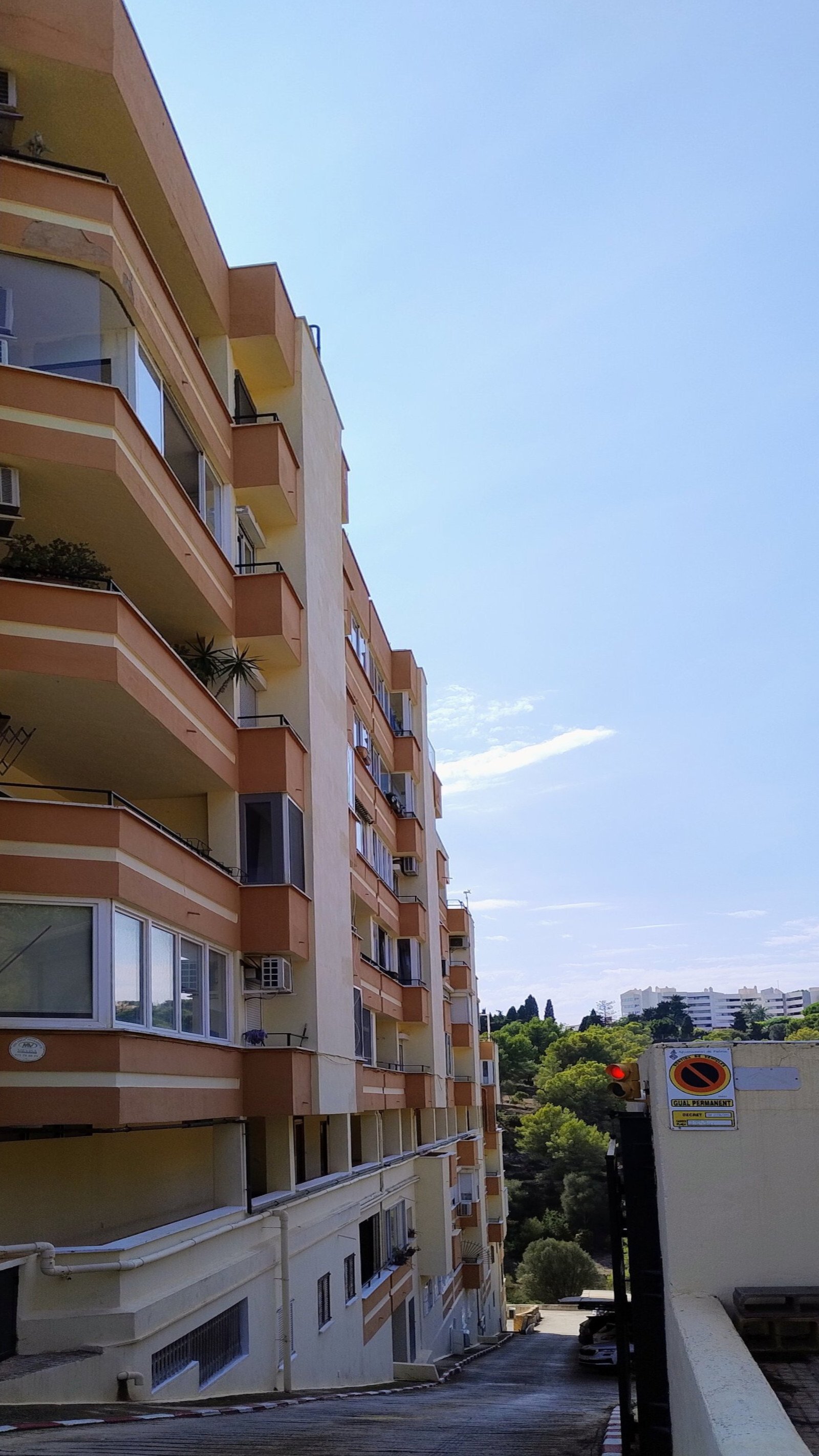Neu Modernisierte Wohnung mit Garage und Blick auf die Berge!