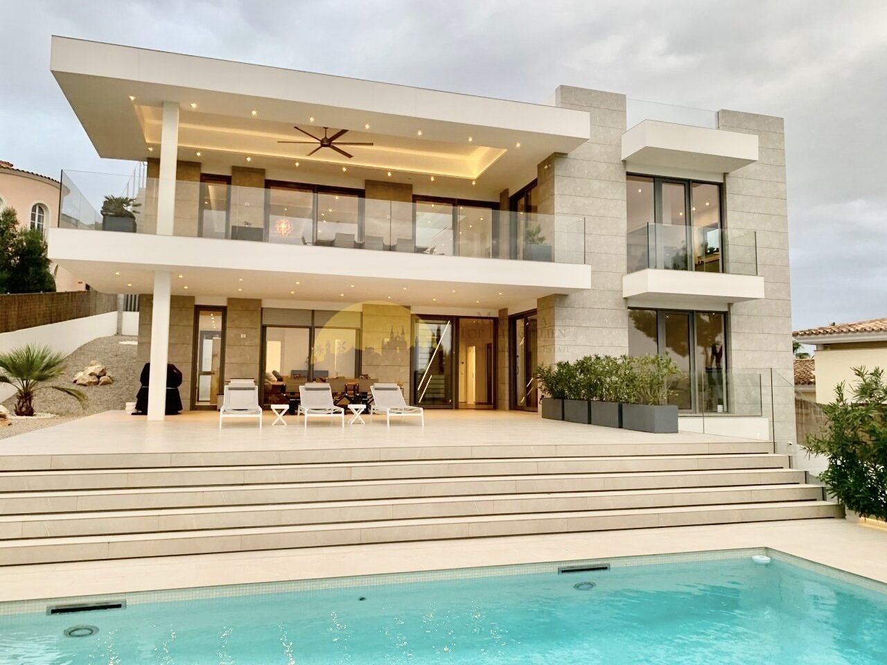 Eine besondere Villa mit einem Pool in einer exponierten Lage