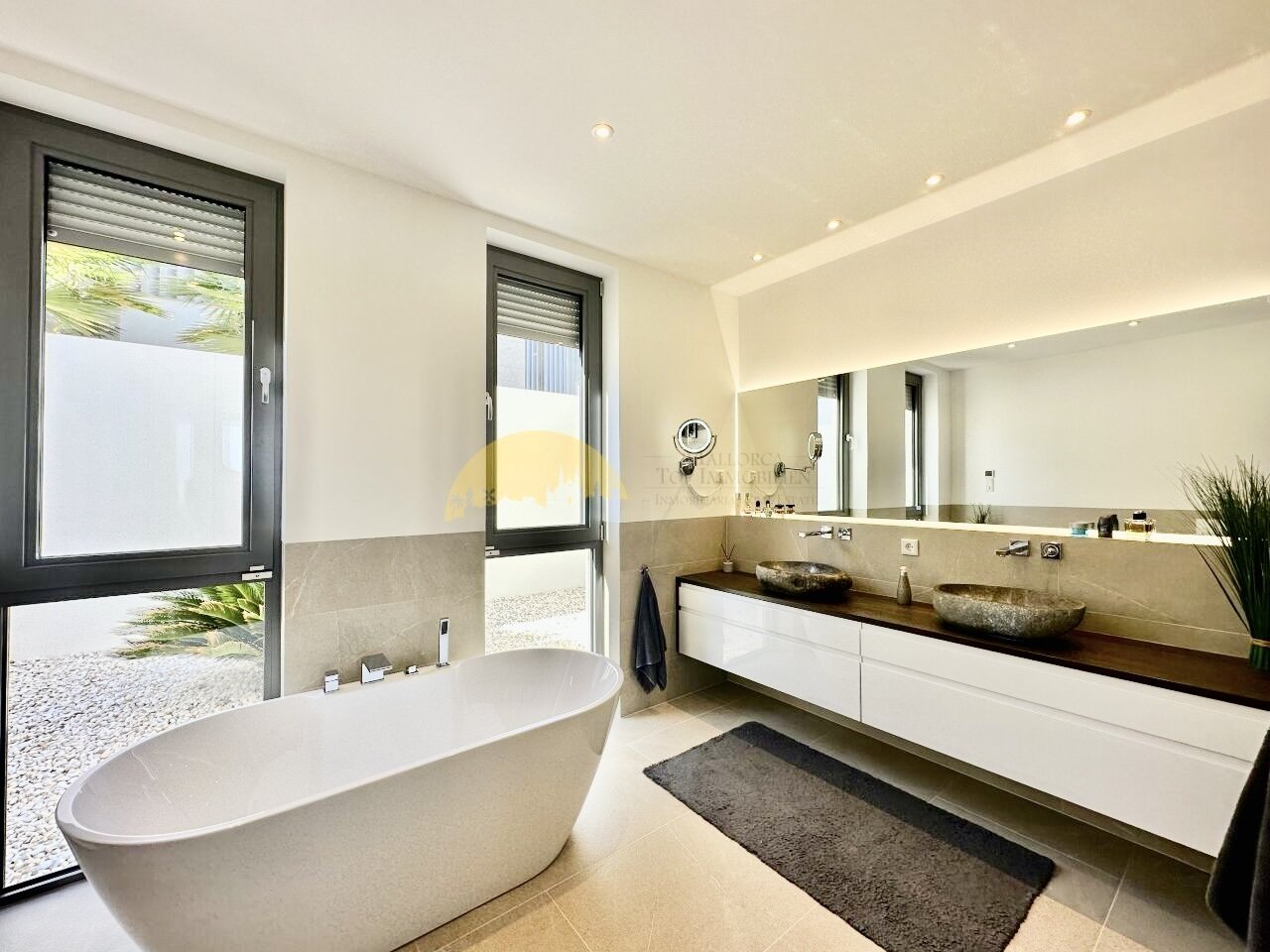 Eine besondere Villa mit einem Pool in einer exponierten Lage