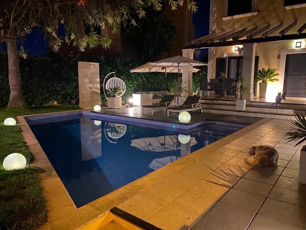 Exklusives Einfamilienhaus mit Meerblick vom Balkon und Pool!