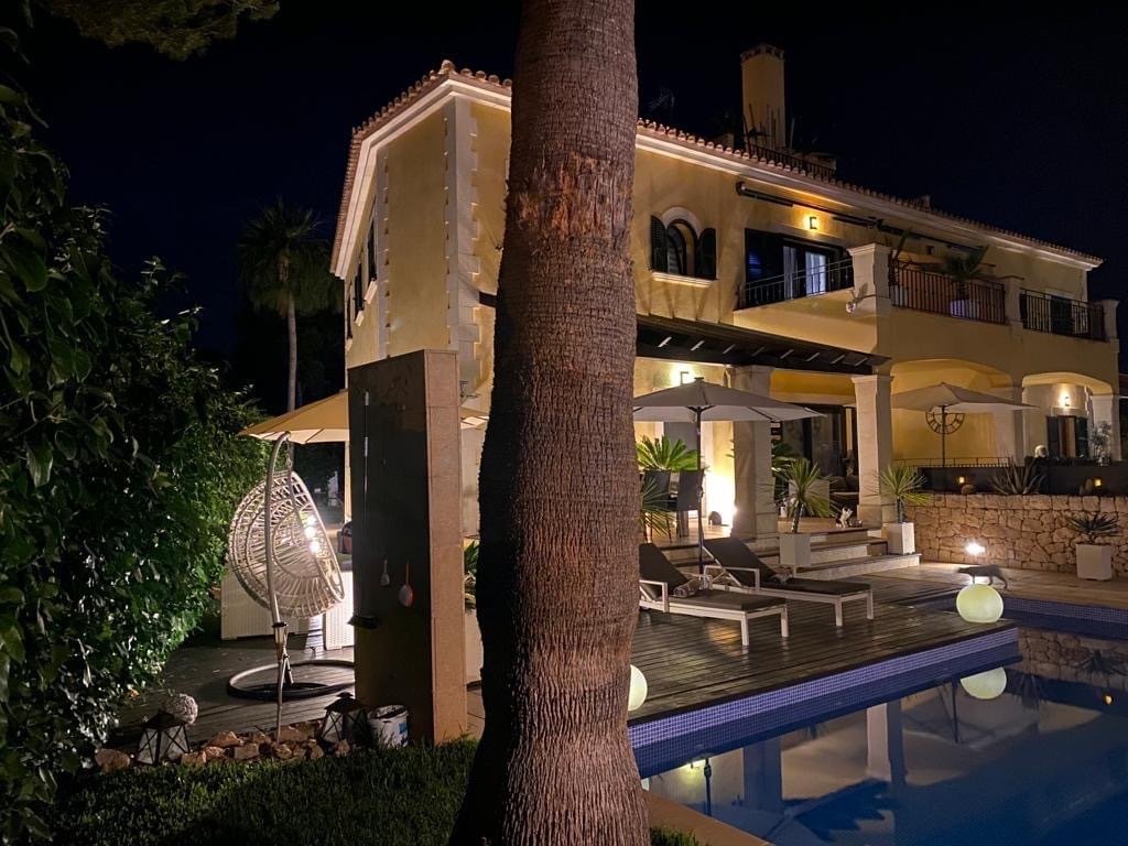 Exklusives Einfamilienhaus mit Meerblick vom Balkon und Pool!
