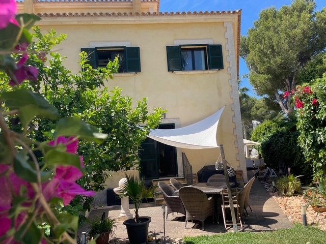 Exklusives Einfamilienhaus mit Meerblick vom Balkon und Pool!