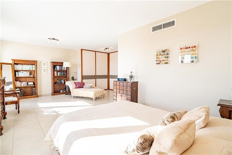 Elegantes Einfamilienhaus in der begehrten Wohngegend von Génova.