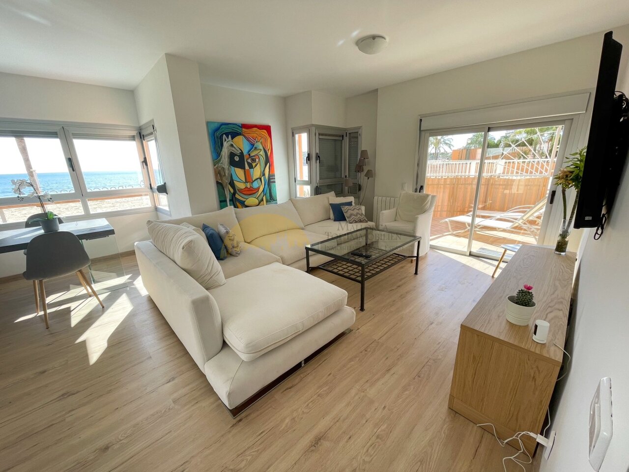 Exklusives Strandapartment mit spektakulärem Meerblick  Modernes Wohnen in direkter Meereslage – bezugsfertig und stilvoll renoviert