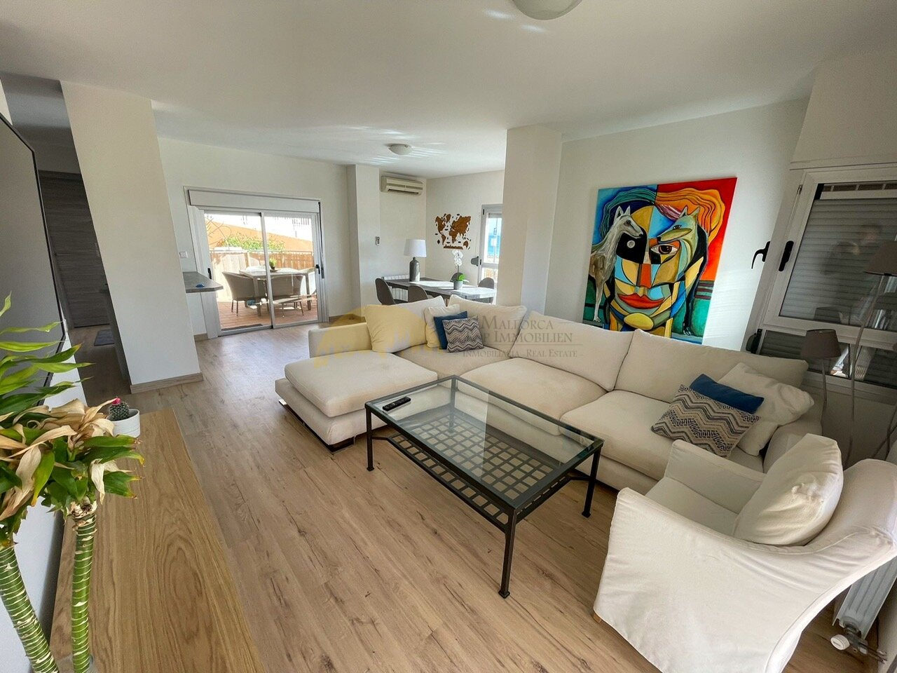 Exklusives Strandapartment mit spektakulärem Meerblick  Modernes Wohnen in direkter Meereslage – bezugsfertig und stilvoll renoviert