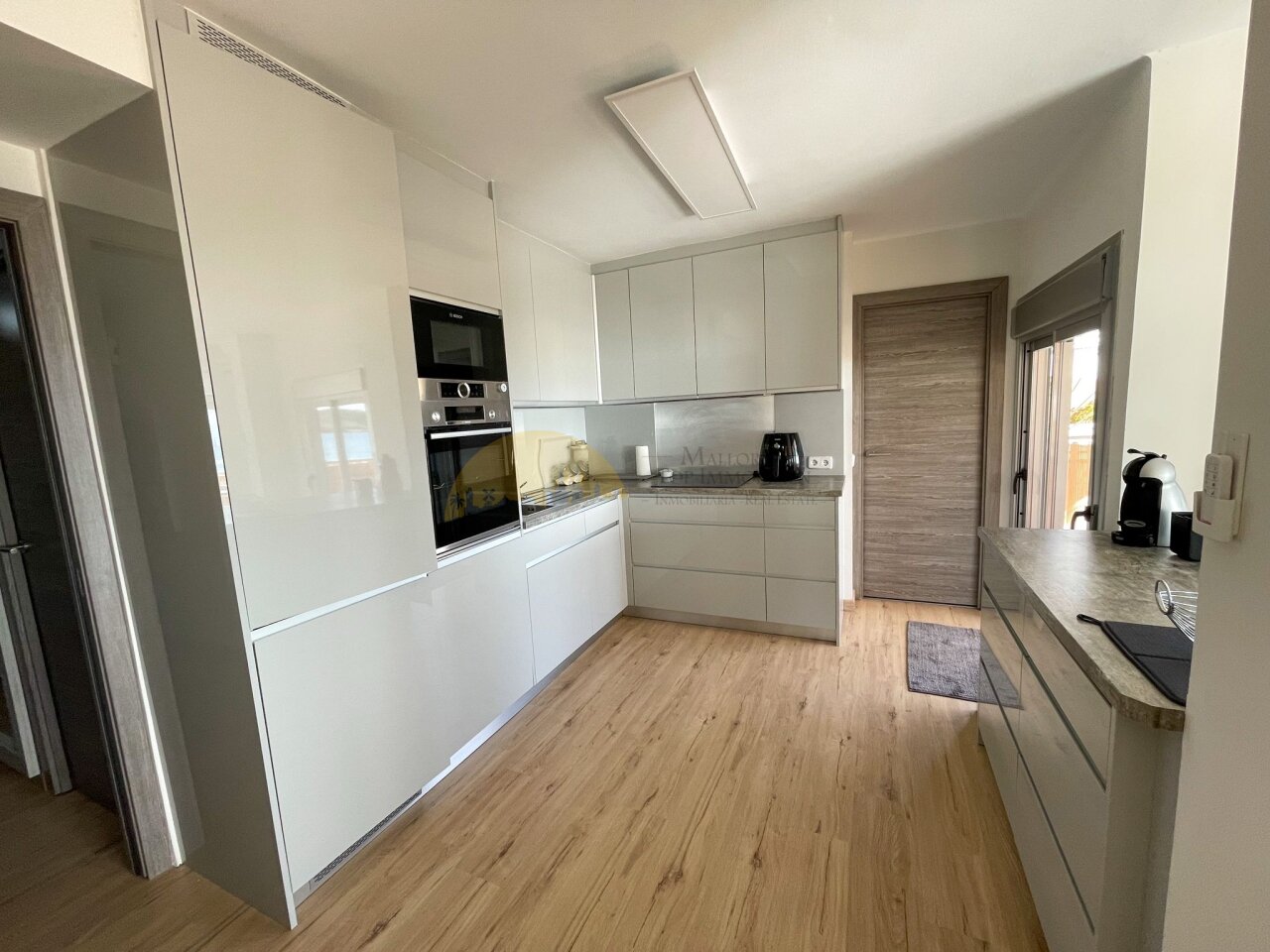 Exklusives Strandapartment mit spektakulärem Meerblick  Modernes Wohnen in direkter Meereslage – bezugsfertig und stilvoll renoviert
