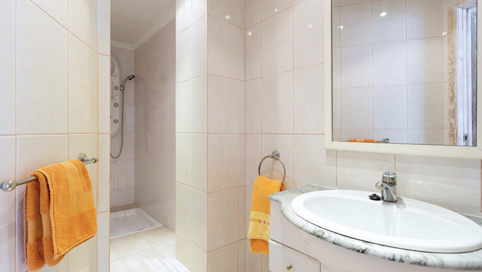 Exklusive Meerblick-Wohnung in erster Linie – Ihr Rückzugsort mit mediterranem Flair