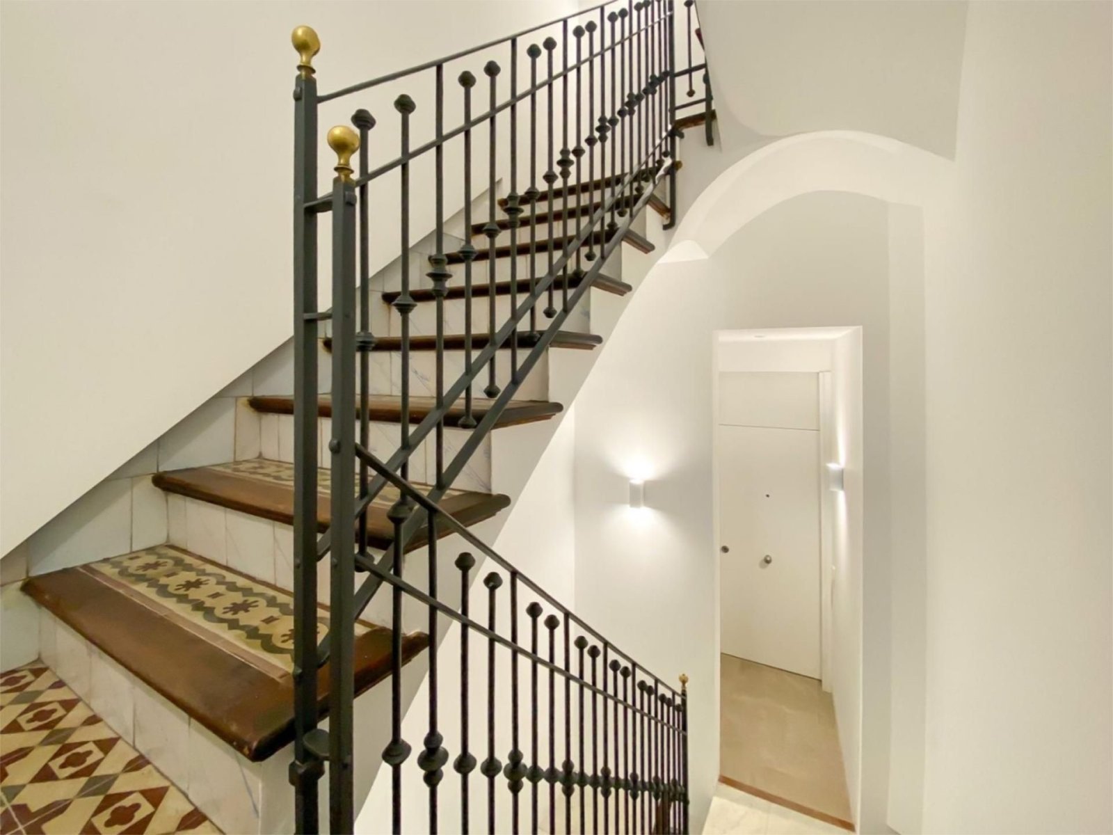 Elegante Treppenhalle mit charaktervollem Geländer und optimaler Raumnutzung