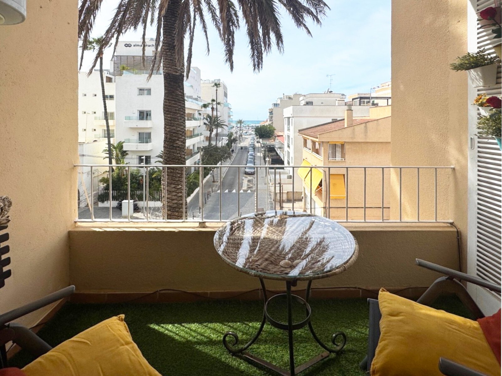 Balkon mit Blick zum Meer Balkon mit Blick zum Meer