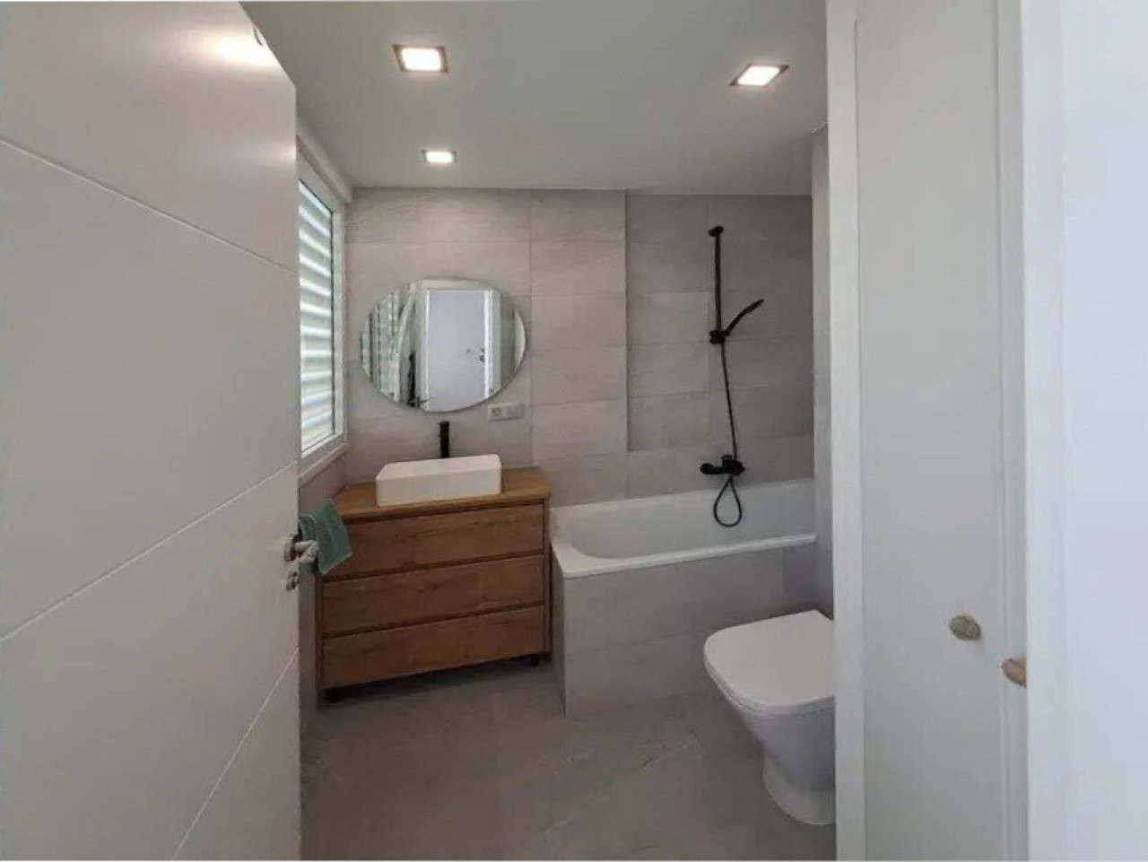 Modernes Badezimmer mit Walk-In-Dusche, Waschtischanlage und LED-Deckenbeleuchtung Modernes Badezimmer mit Walk-In-Dusche, Waschtischanlage und LED-Deckenbeleuchtung