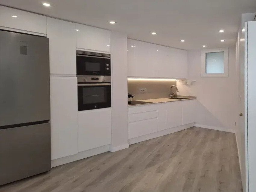 Moderne Küche mit hochwertigen Einbaugeräten und durchdachtem Arbeitsfluss Moderne Küche mit hochwertigen Einbaugeräten und durchdachtem Arbeitsfluss