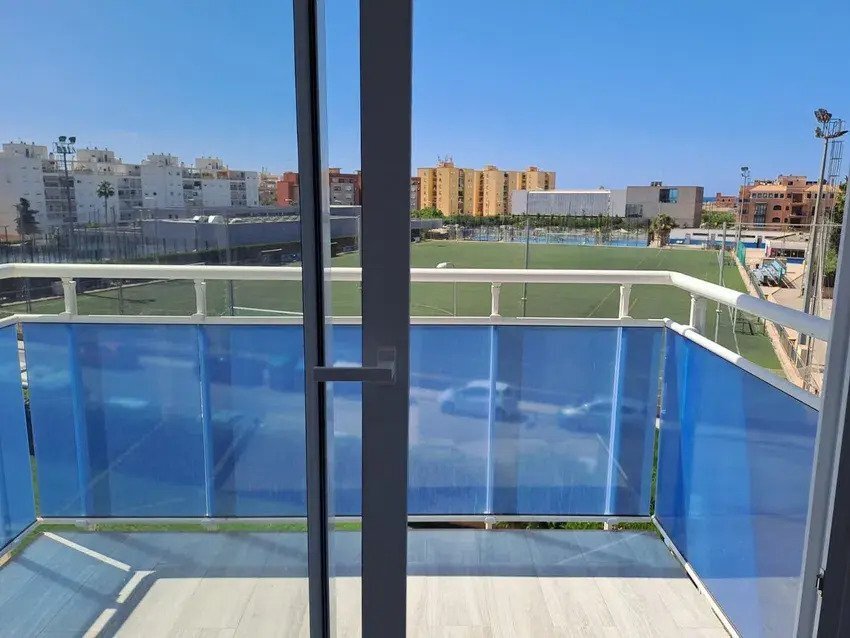 Terrasse mit Panoramablick auf Sportanlage und Gemeinschaftsbereiche Terrasse mit Panoramablick auf Sportanlage und Gemeinschaftsbereiche