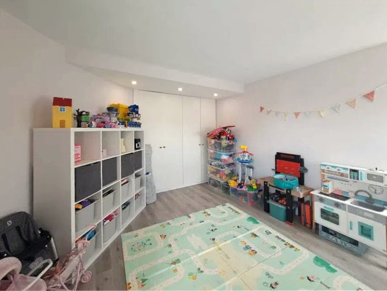 Kinderzimmer mit praktischen Einbauschränken und optimaler Stauraum-Integration Kinderzimmer mit praktischen Einbauschränken und optimaler Stauraum-Integration