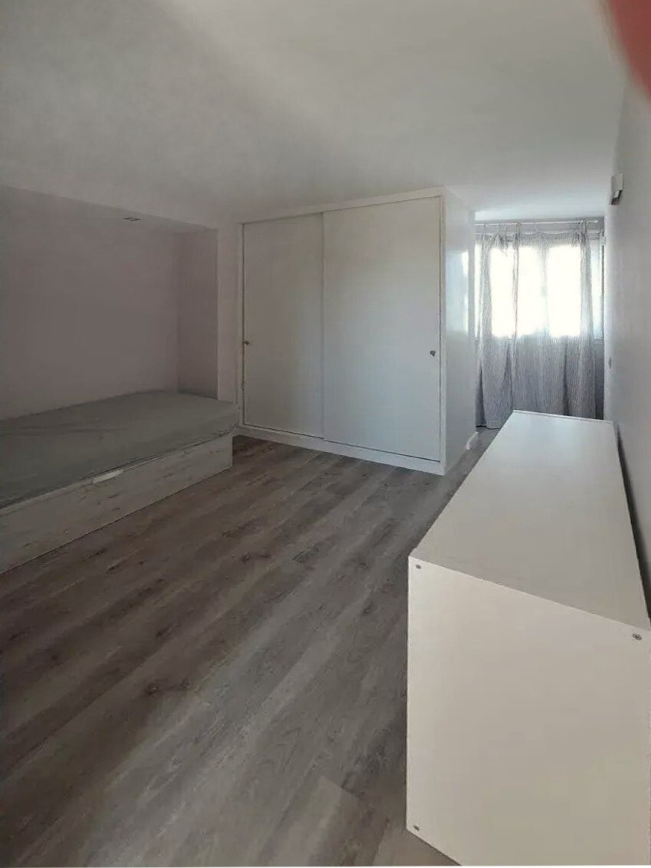 Geräumiges Schlafzimmer mit praktischen Einbauschränken und Fensterfront Geräumiges Schlafzimmer mit praktischen Einbauschränken und Fensterfront