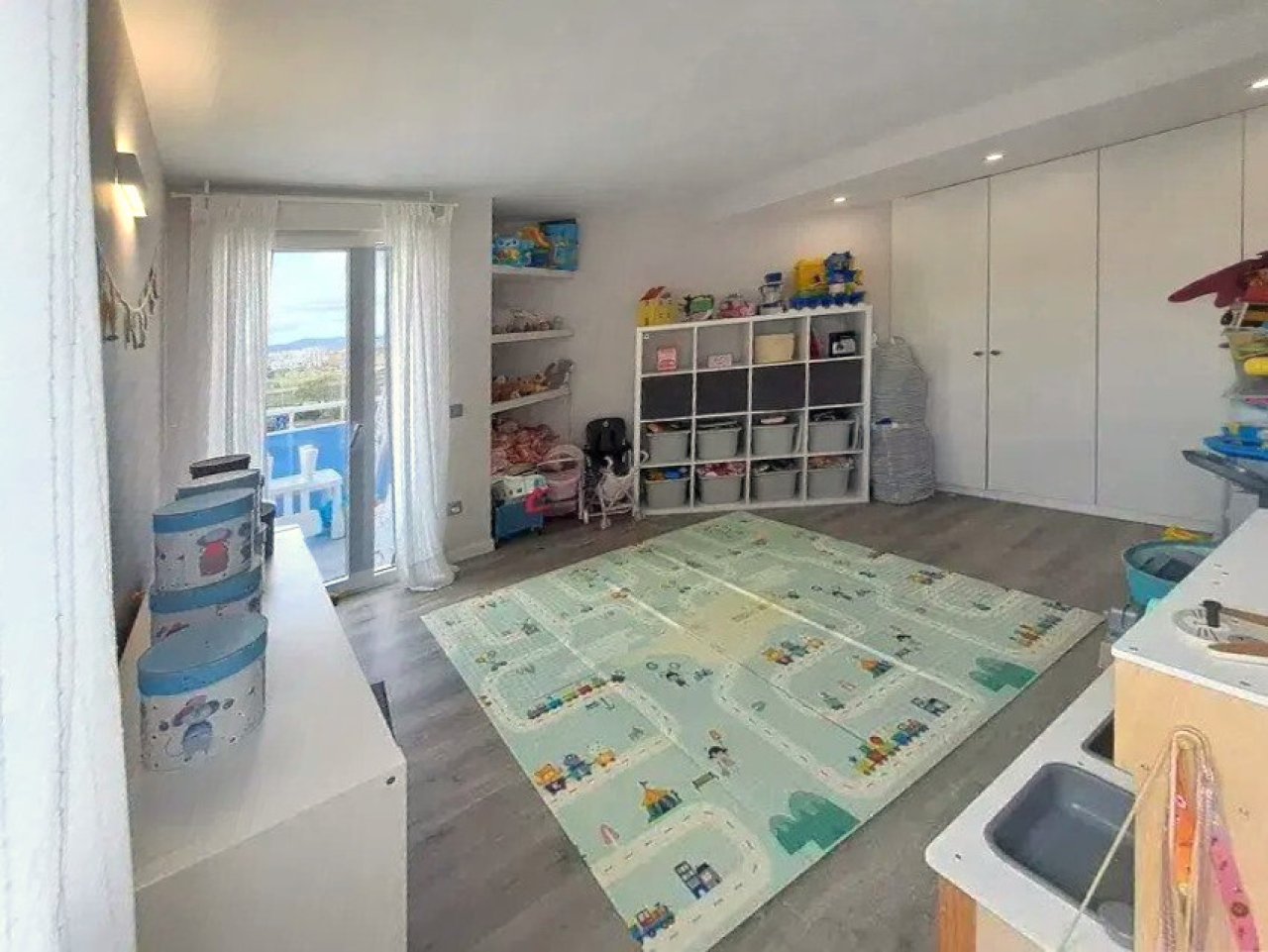 Kinderzimmer mit durchdachtem Stauraum-Konzept und flexibler Raumnutzung Kinderzimmer mit durchdachtem Stauraum-Konzept und flexibler Raumnutzung