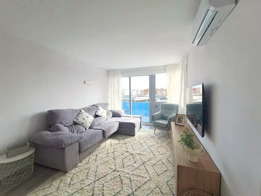 Helles Wohnzimmer mit direktem Terrassenausgang und Panoramafenstern Helles Wohnzimmer mit direktem Terrassenausgang und Panoramafenstern