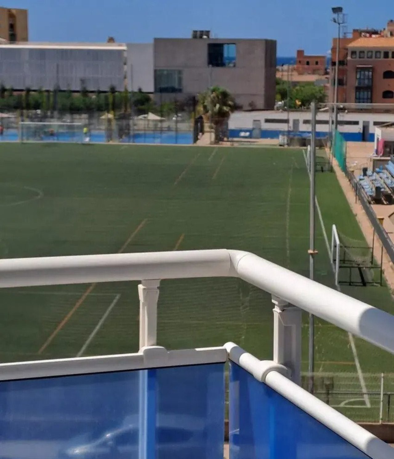 Balkon mit Blick auf Sportplatz und Poolanlage – ideale Lage für aktive Lebensstile Balkon mit Blick auf Sportplatz und Poolanlage – ideale Lage für aktive Lebensstile