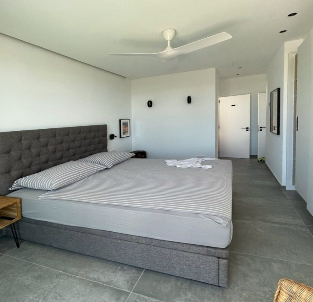 Hauptschlafzimmer mit begehbarem Kleiderschrank und praktischen Wandnischen Hauptschlafzimmer mit begehbarem Kleiderschrank und praktischen Wandnischen