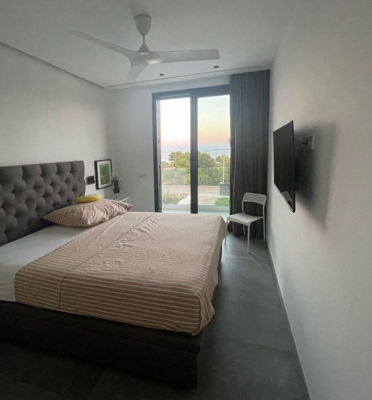 Hauptschlafzimmer mit direktem Terrassenzugang und panoramischem Meerblick Hauptschlafzimmer mit direktem Terrassenzugang und panoramischem Meerblick