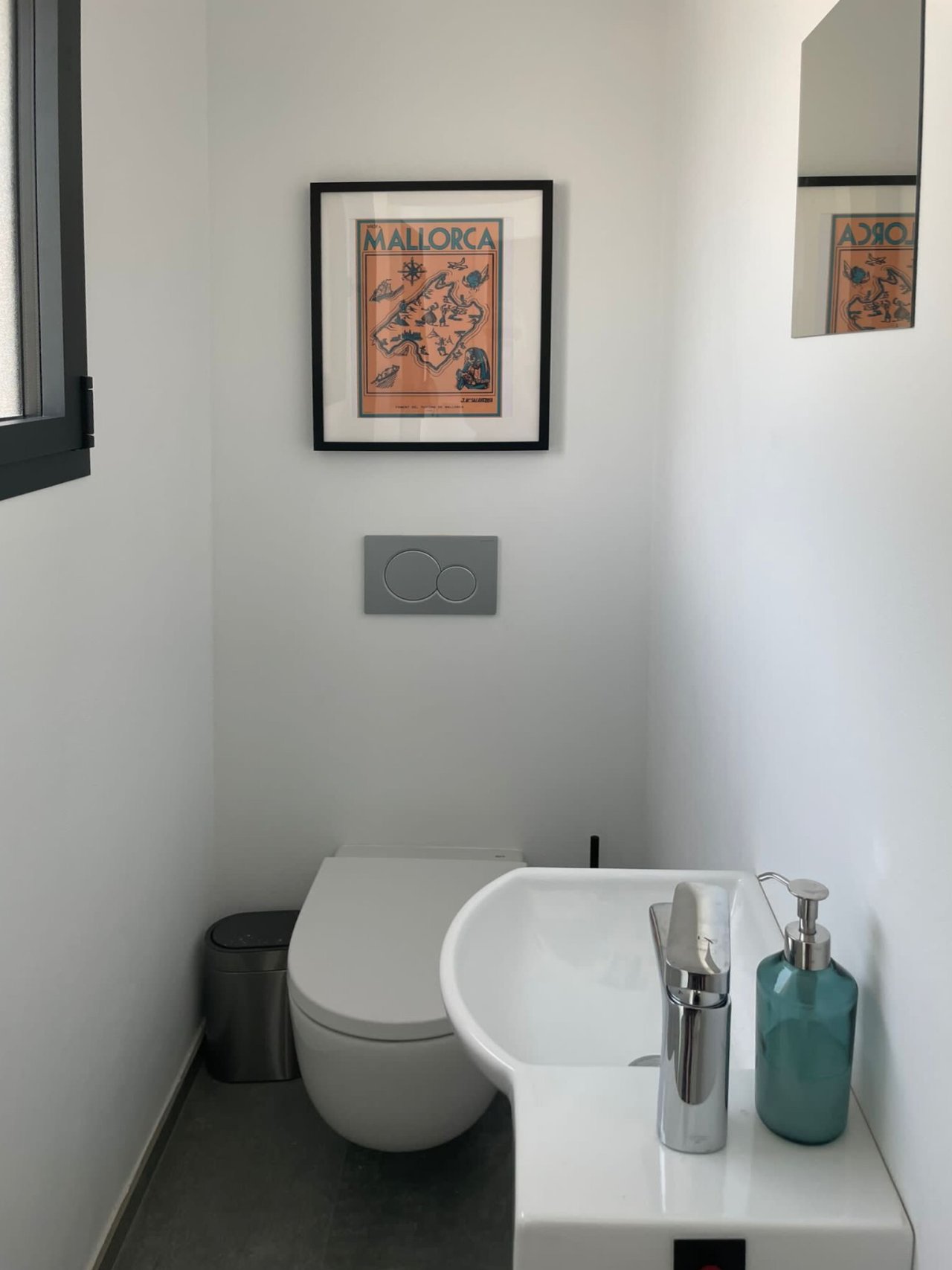 Modernes Gäste-WC mit wandhängendem Keramik-Becken und intelligenter Raumnutzung Modernes Gäste-WC mit wandhängendem Keramik-Becken und intelligenter Raumnutzung