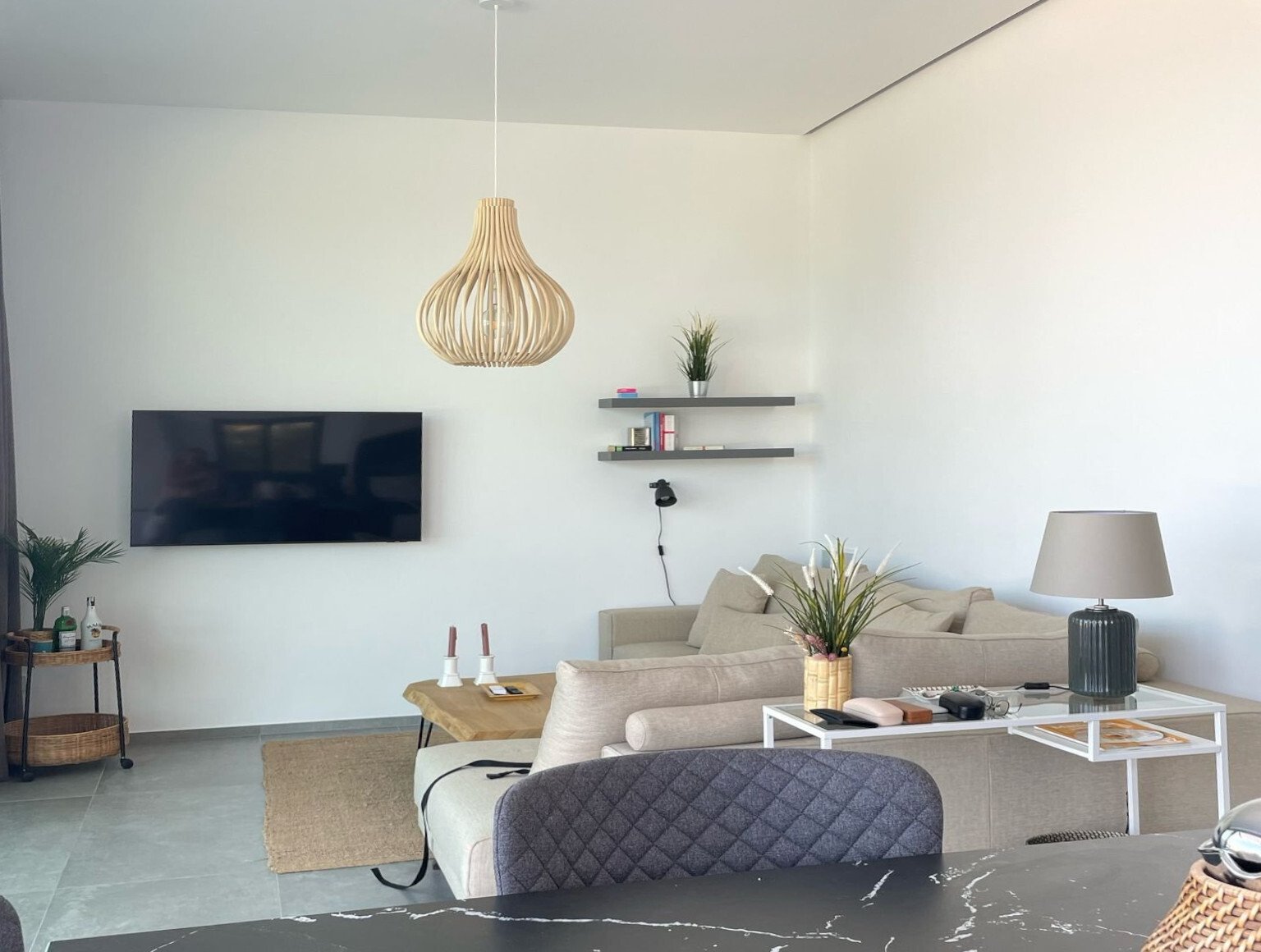 Lichtdurchflutetes Wohnzimmer mit integrierter Medienausstattung und praktischen Wandregalen Lichtdurchflutetes Wohnzimmer mit integrierter Medienausstattung und praktischen Wandregalen