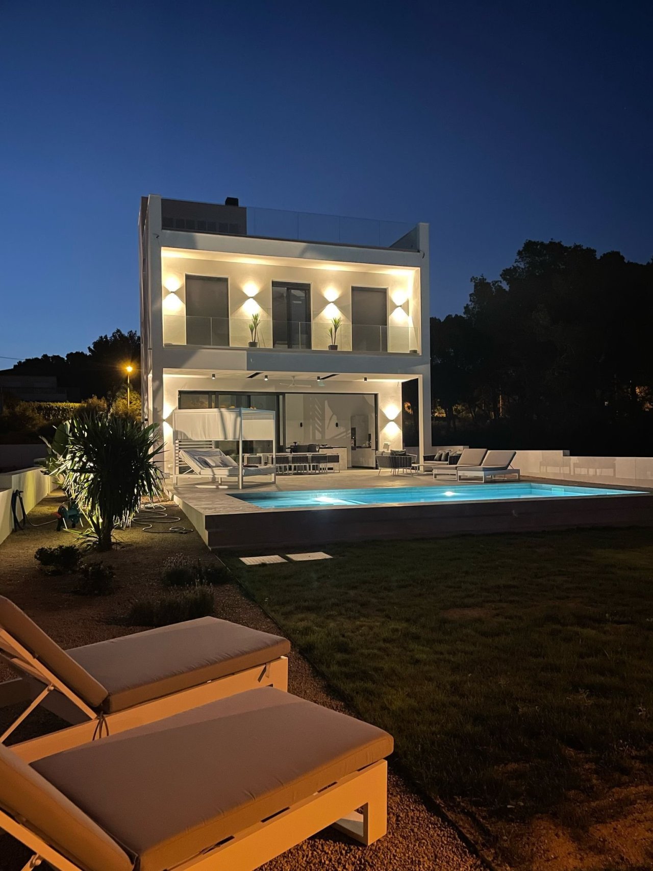 Modernes Architektur-Highlight mit beheiztem Pool und großzügiger Terrasse Modernes Architektur-Highlight mit beheiztem Pool und großzügiger Terrasse