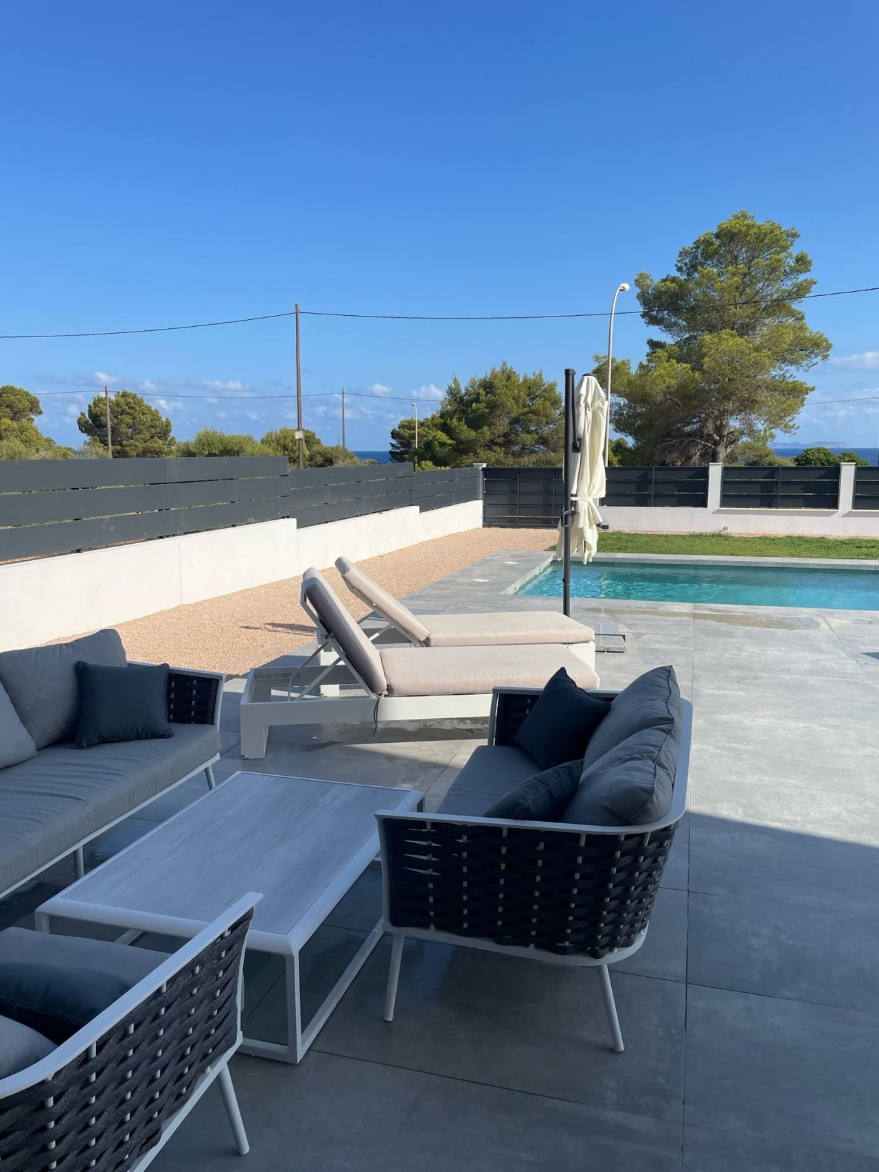 Poolterrasse mit hochwertiger Sonnenschutzanlage und barrierefreiem Zugang zum Badevergnügen Poolterrasse mit hochwertiger Sonnenschutzanlage und barrierefreiem Zugang zum Badevergnügen