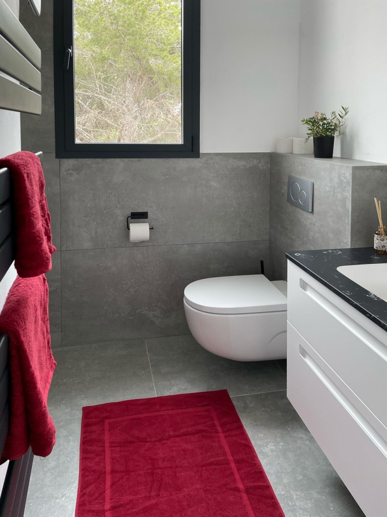 Modernes Badezimmer mit hochwertiger Ausstattung und durchdachtem Stauraum Modernes Badezimmer mit hochwertiger Ausstattung und durchdachtem Stauraum