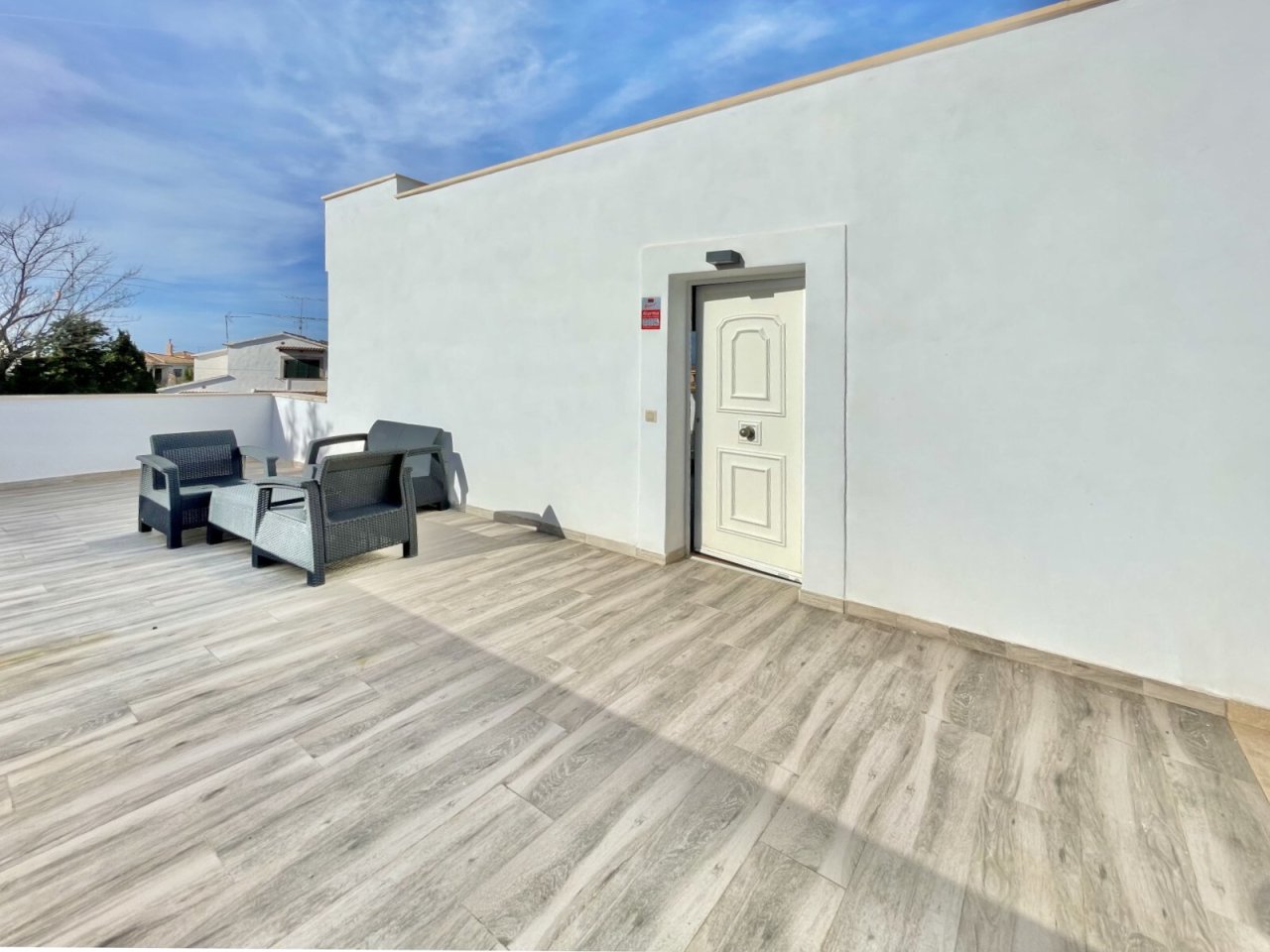 Terrassenbereich mit hochwertigen Holzbelägen und direktem Gebäudezugang Terrassenbereich mit hochwertigen Holzbelägen und direktem Gebäudezugang