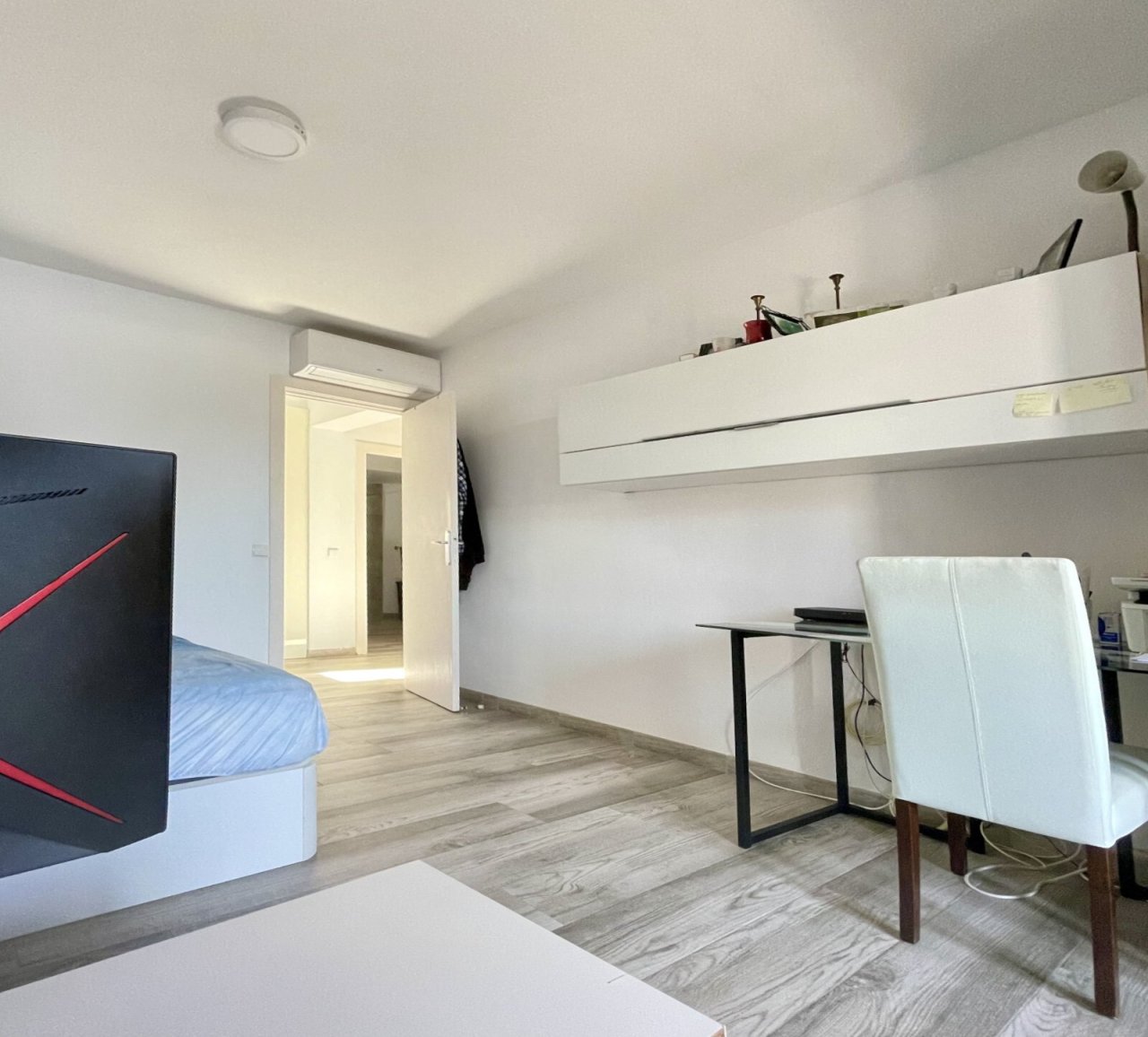 Funktionales Arbeitszimmer mit intelligenter Stauraum-Integration und optimaler Raumaufteilung Funktionales Arbeitszimmer mit intelligenter Stauraum-Integration und optimaler Raumaufteilung