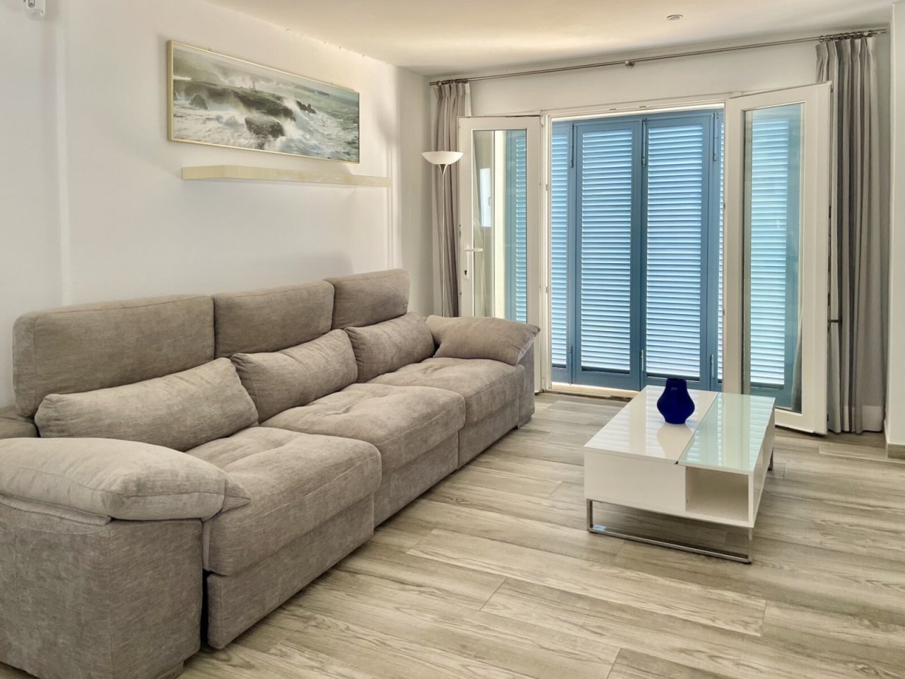 Wohnzimmer mit direktem Terrassenzugang und hochwertigen Schiebetürelementen Wohnzimmer mit direktem Terrassenzugang und hochwertigen Schiebetürelementen