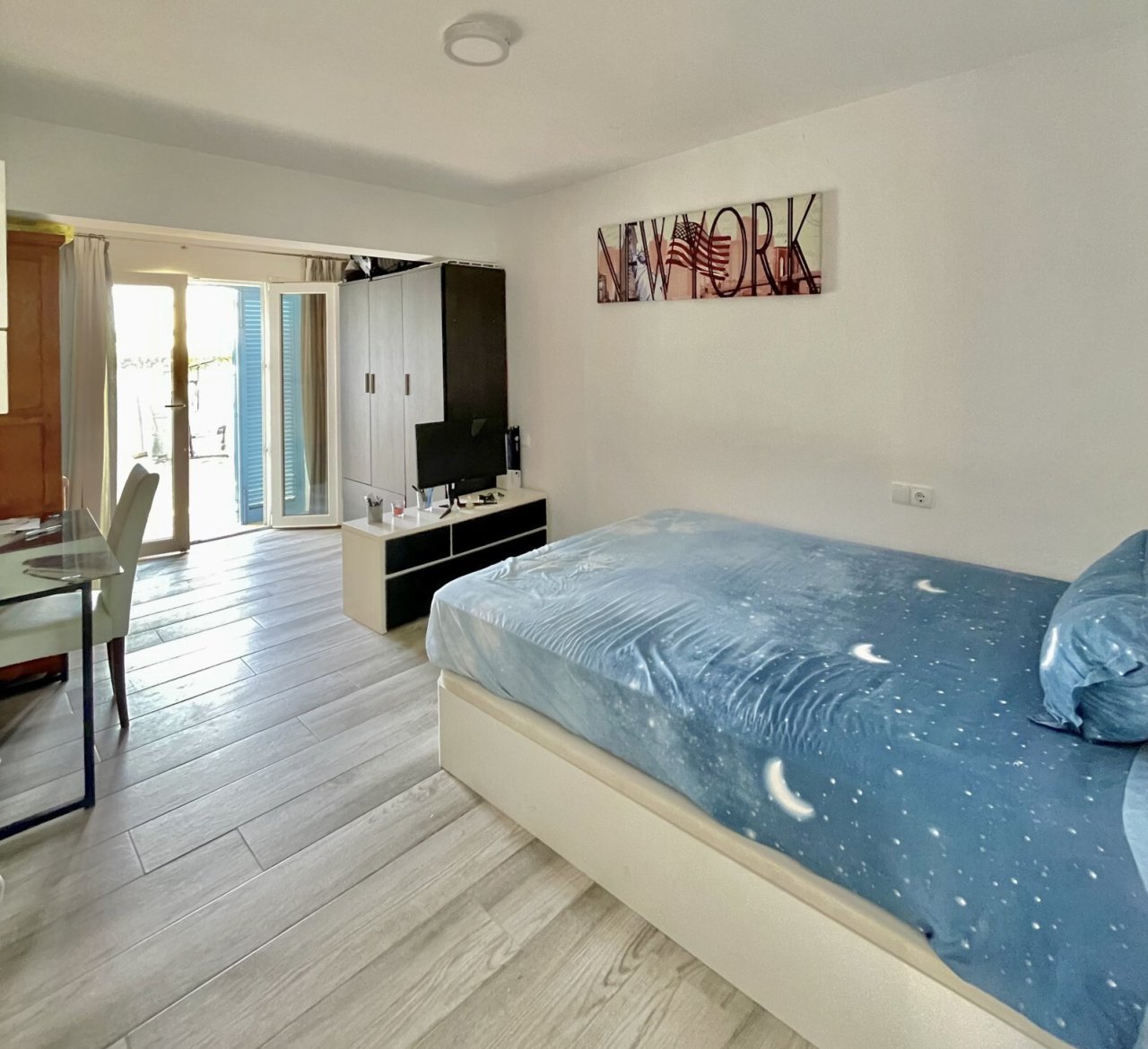 Geräumiges Schlafzimmer mit offener Raumgestaltung und direktem Terrassenzugang Geräumiges Schlafzimmer mit offener Raumgestaltung und direktem Terrassenzugang