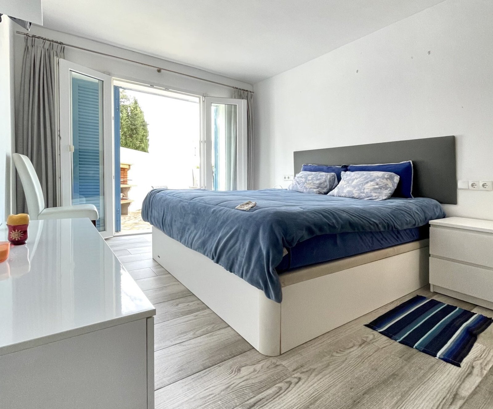 Hauptschlafzimmer mit direktem Terrassenzugang und hochwertigen Schiebetürelementen Hauptschlafzimmer mit direktem Terrassenzugang und hochwertigen Schiebetürelementen