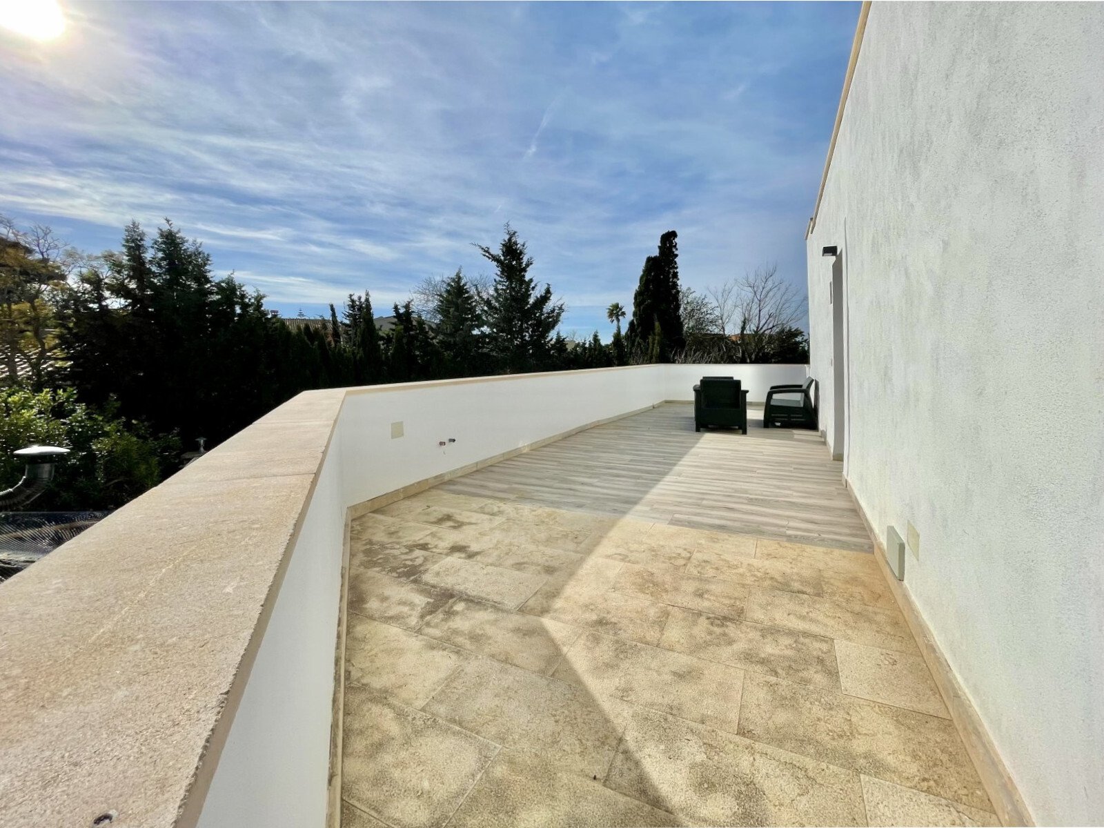Erweiterter Außenbereich mit vielseitiger Nutzungsfläche und panoramischem Ausblick Erweiterter Außenbereich mit vielseitiger Nutzungsfläche und panoramischem Ausblick