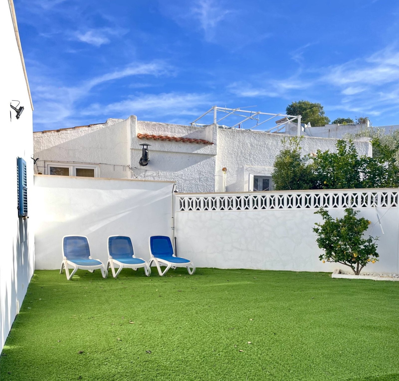 Privater Gartenbereich mit umlaufender Sichtschutzwand und hochwertiger Rasenfläche Privater Gartenbereich mit umlaufender Sichtschutzwand und hochwertiger Rasenfläche