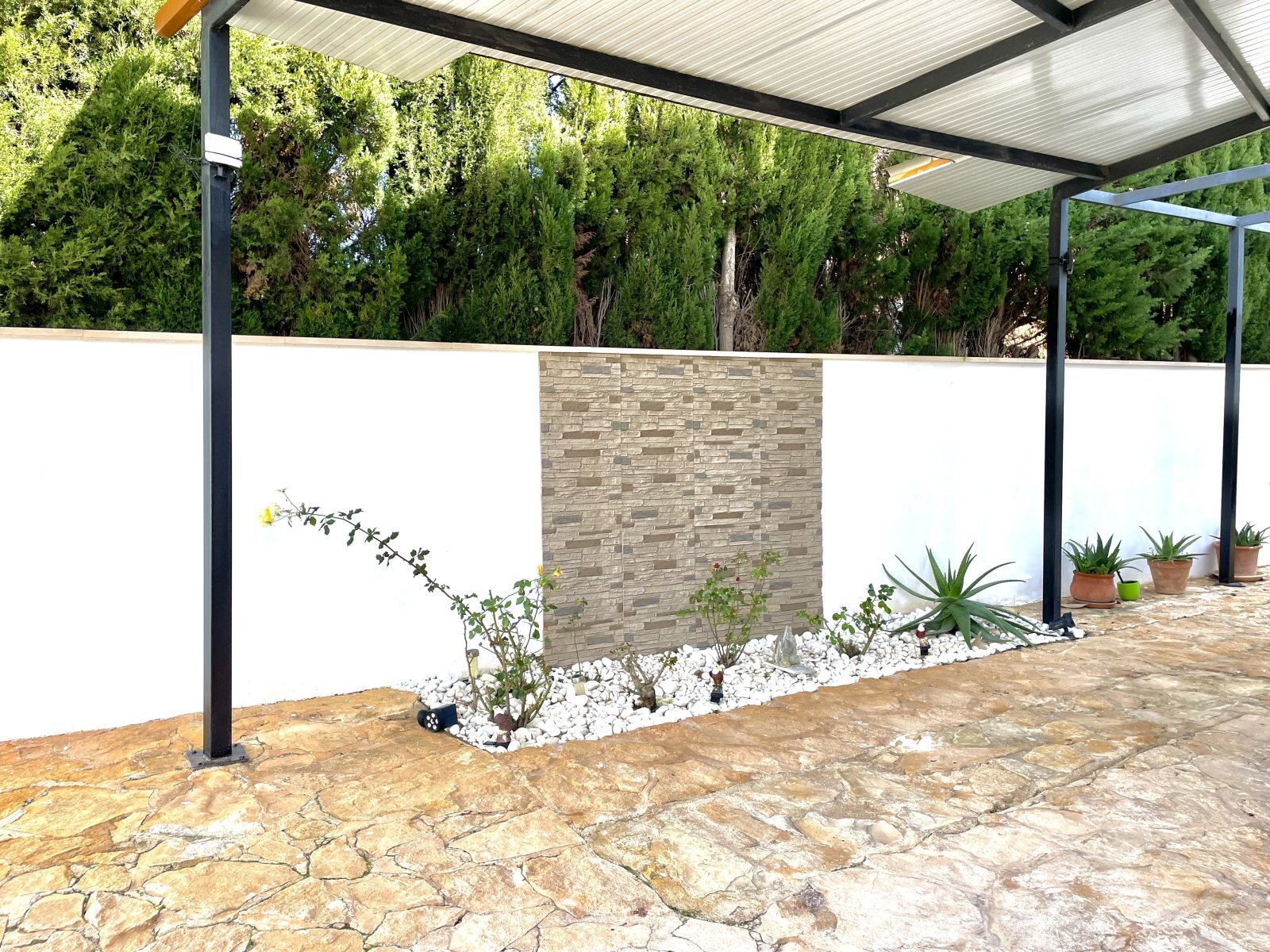 Überdachte Terrasse mit modernem Pergola-System und integriertem Sichtschutz Überdachte Terrasse mit modernem Pergola-System und integriertem Sichtschutz