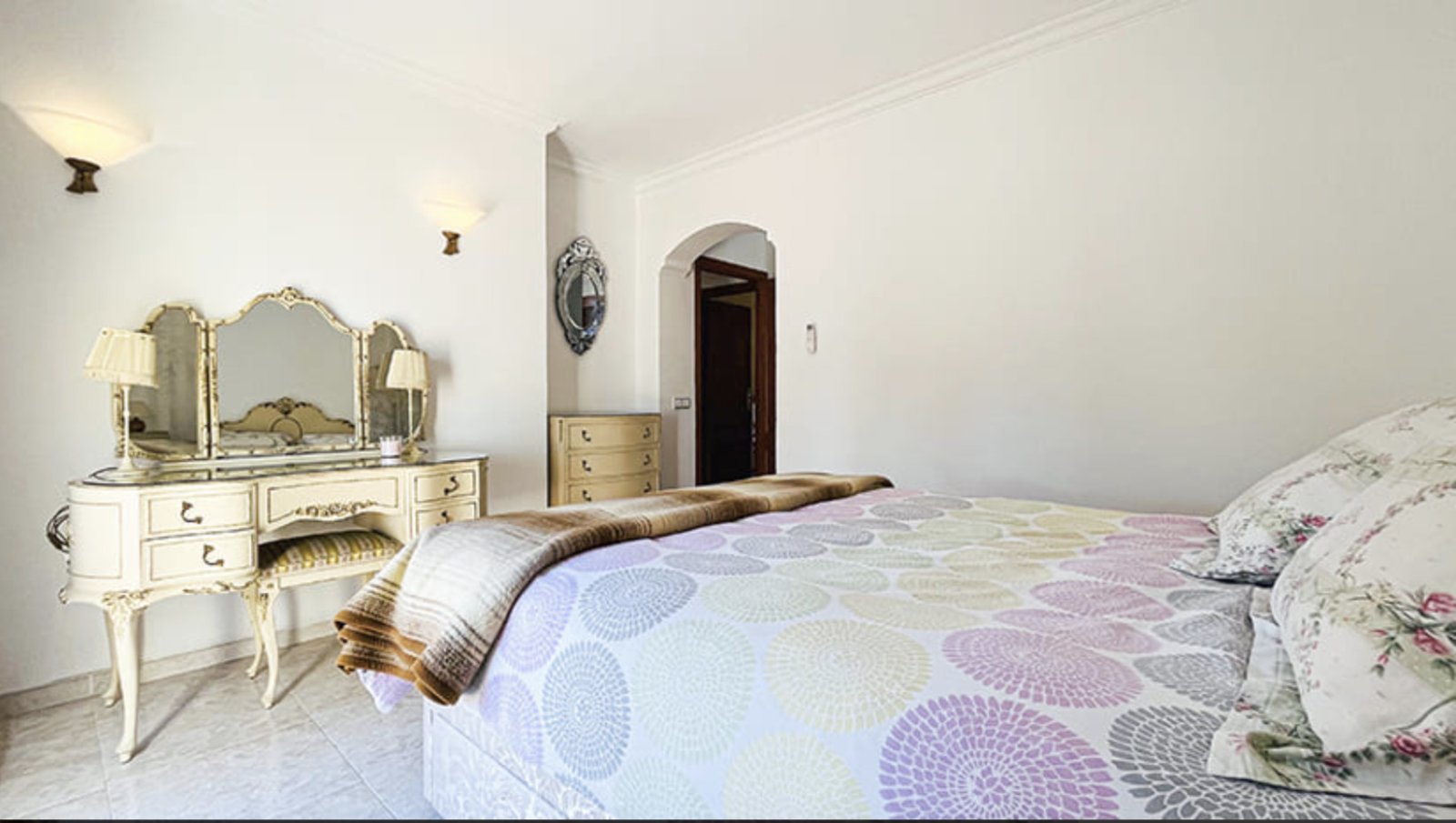 Geräumiges Schlafzimmer mit Ankleidebereich und eleganter Stuckdecke Geräumiges Schlafzimmer mit Ankleidebereich und eleganter Stuckdecke