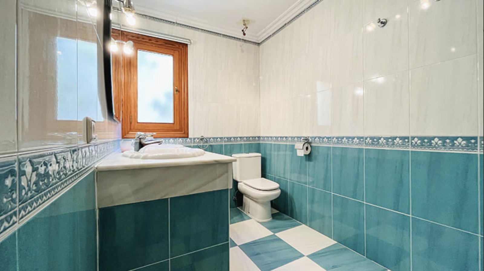 Badezimmer mit eleganter Fliesengestaltung und großflächigem Spiegelbereich Badezimmer mit eleganter Fliesengestaltung und großflächigem Spiegelbereich