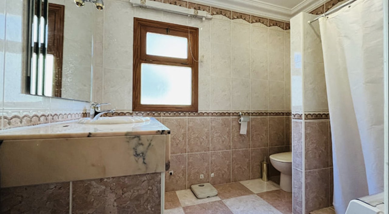 Modernes Badezimmer mit Fensterbelichtung und hochwertiger Fliesengestaltung Modernes Badezimmer mit Fensterbelichtung und hochwertiger Fliesengestaltung