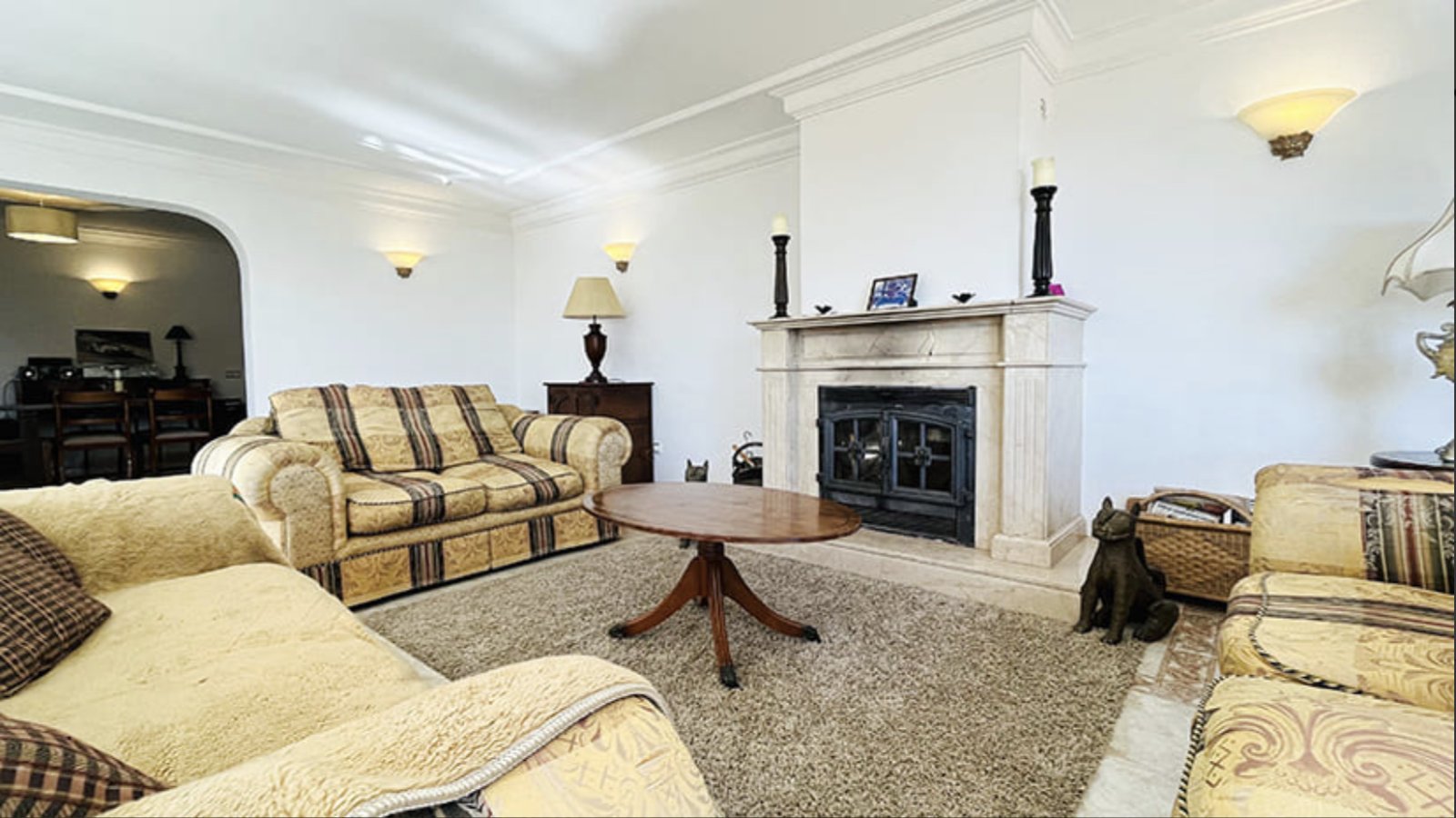 Wohnzimmer mit eleganten Kaminofen und hochwertigem Stuckdekor Wohnzimmer mit eleganten Kaminofen und hochwertigem Stuckdekor