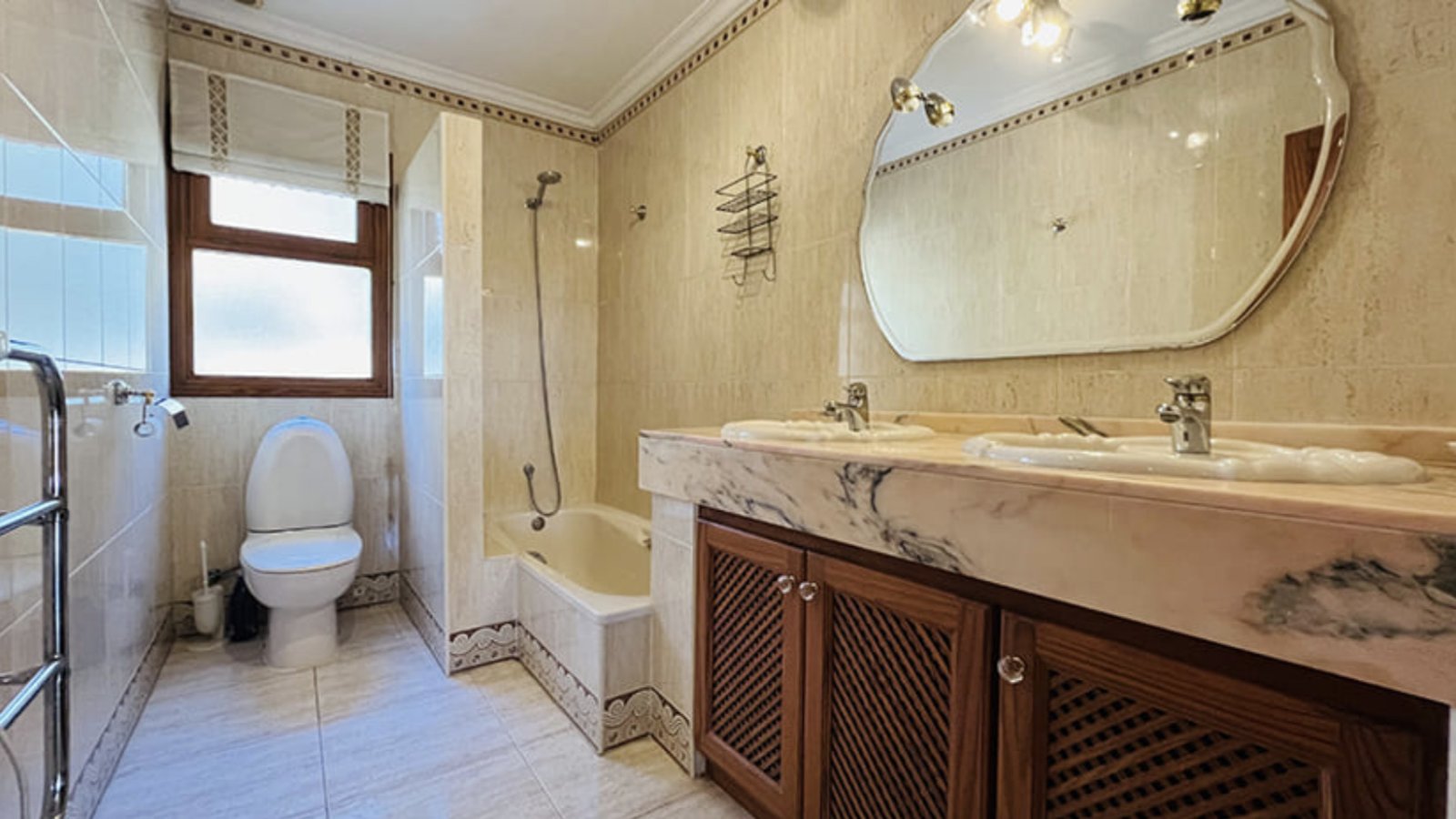 Exklusives Badezimmer mit Doppelwaschtisch und separater Toilettenanlage Exklusives Badezimmer mit Doppelwaschtisch und separater Toilettenanlage